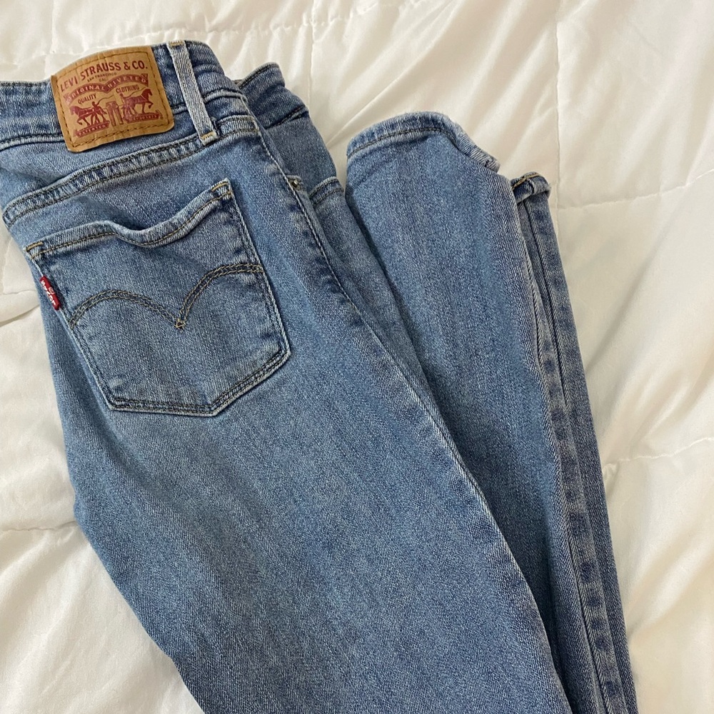 levi distressed skinny jeans